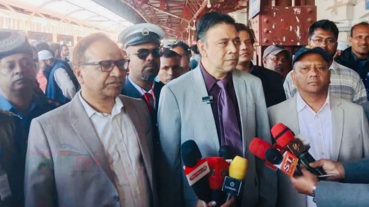 যাত্রীবান্ধব রেলের পথে: জিএম ফরিদ আহম্মেদের পশ্চিমাঞ্চল স্টেশন পরিদর্শন