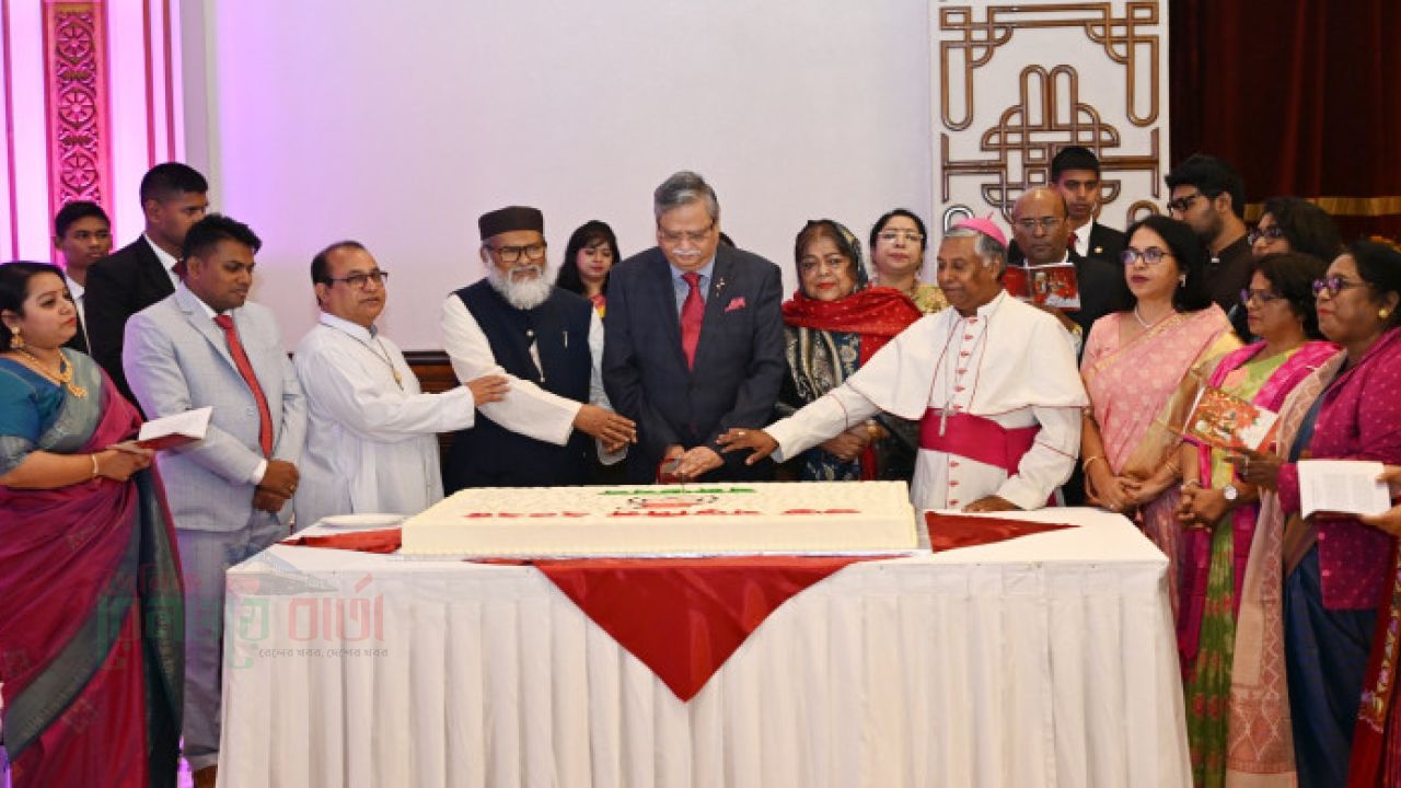 বড়দিনে বঙ্গভবনে শুভেচ্ছা বিনিময় করলেন রাষ্ট্রপতি