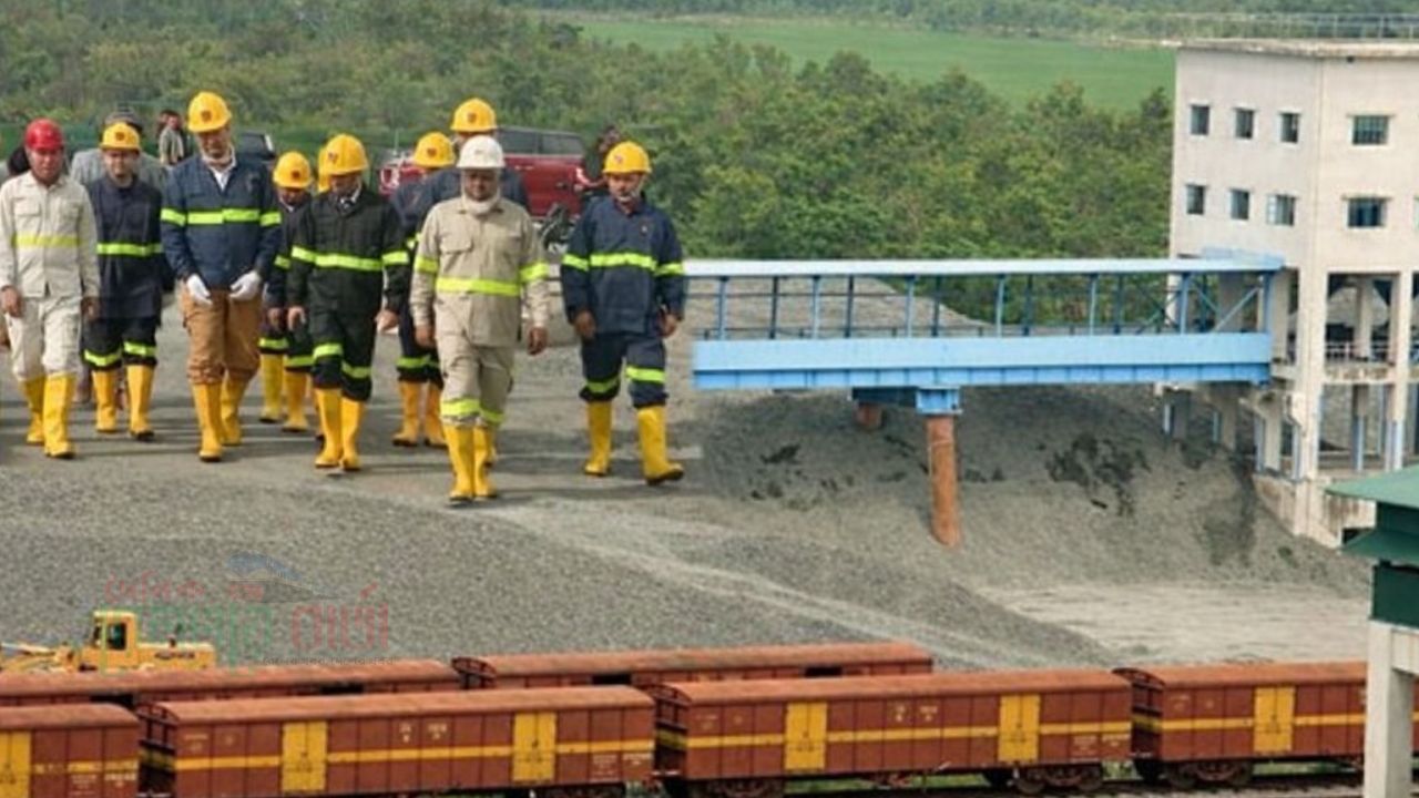 মধ্যপাড়া পাথর খনি পরিদর্শনে উপদেষ্টা ফাওজুল কবির খান