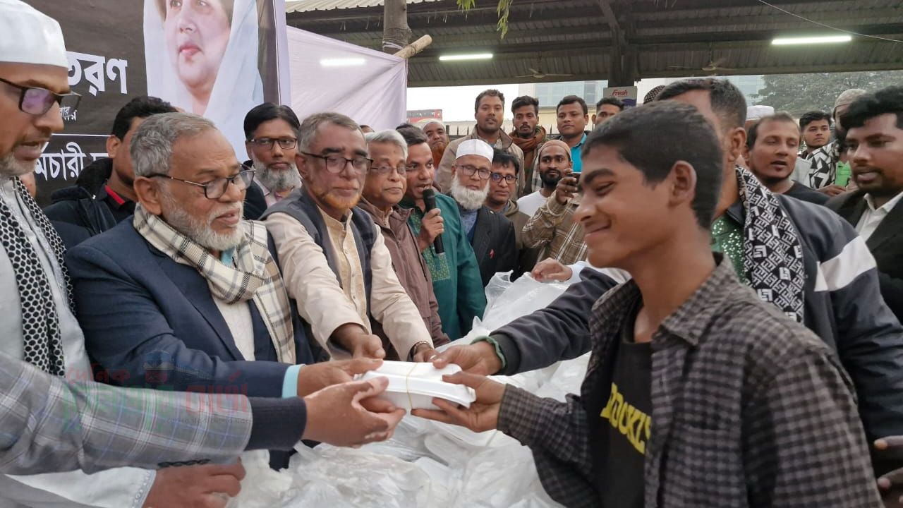 খালেদা জিয়ার রুহের মাগফিরাত কামনায় দোয়া ও খাবার বিতরণ