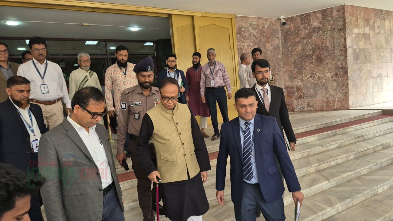 সরানোর খবরে কেন্দ্রীয় ব্যাংক ত্যাগ করলেন গভর্নর আহসান এইচ মনসুর