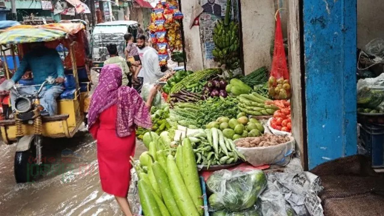 সবজির বাজারে বৃষ্টির বাগড়া, বেগুন-কাঁকরোলের দামে সেঞ্চুরি 