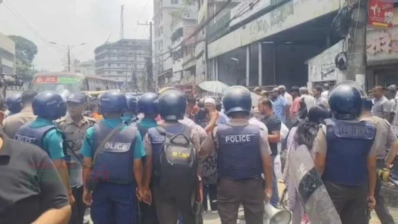 চট্টগ্রামে একীভূত পাঁচ ব্যাংকের আমানতকারীদের বিক্ষোভ