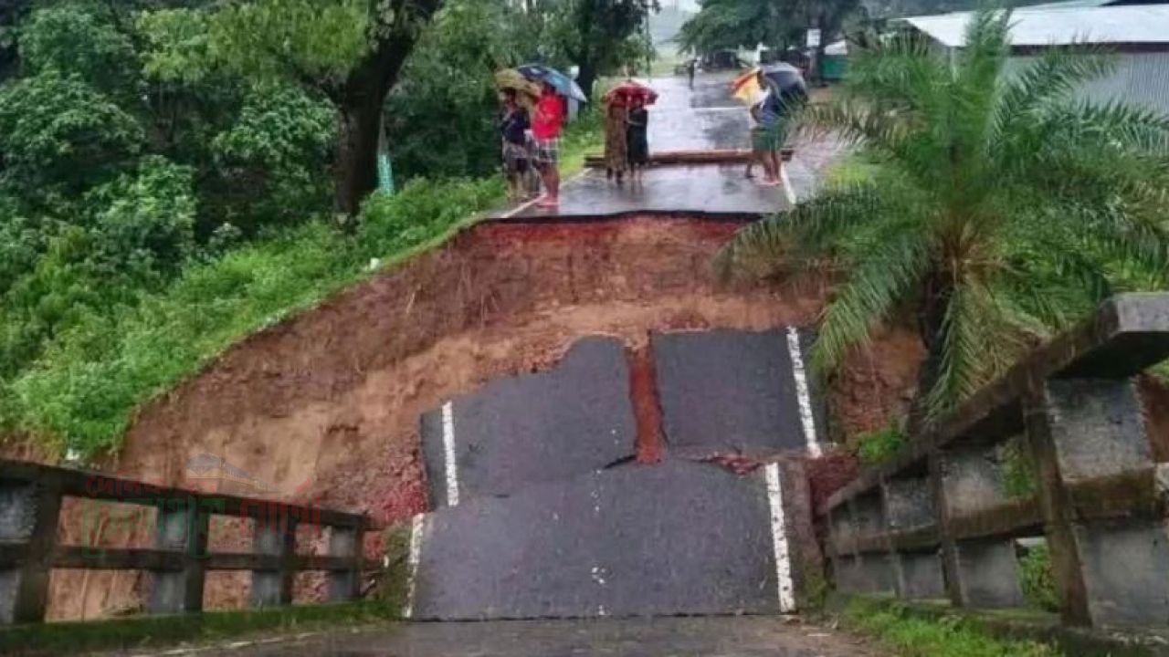 ধসে পড়েছে সেতু, বান্দরবান-রাঙ্গামাটি সড়ক যোগাযোগ বিচ্ছিন্ন