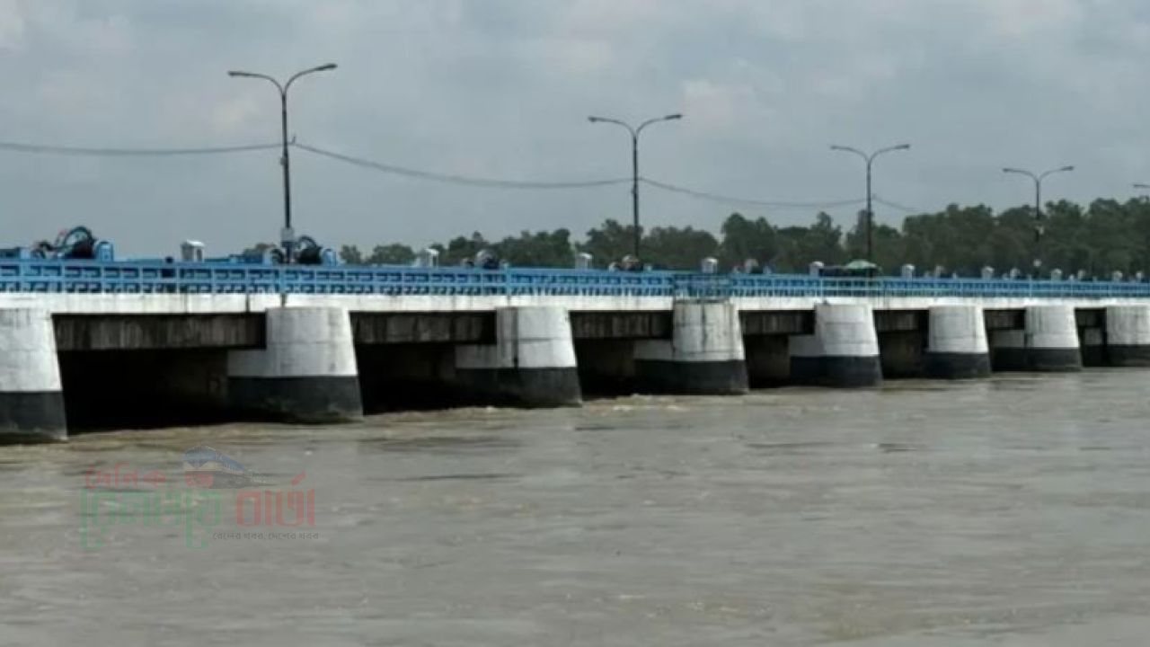 উজানের ঢল আর ভারি বৃষ্টিতে বাড়ছে তিস্তার পানি