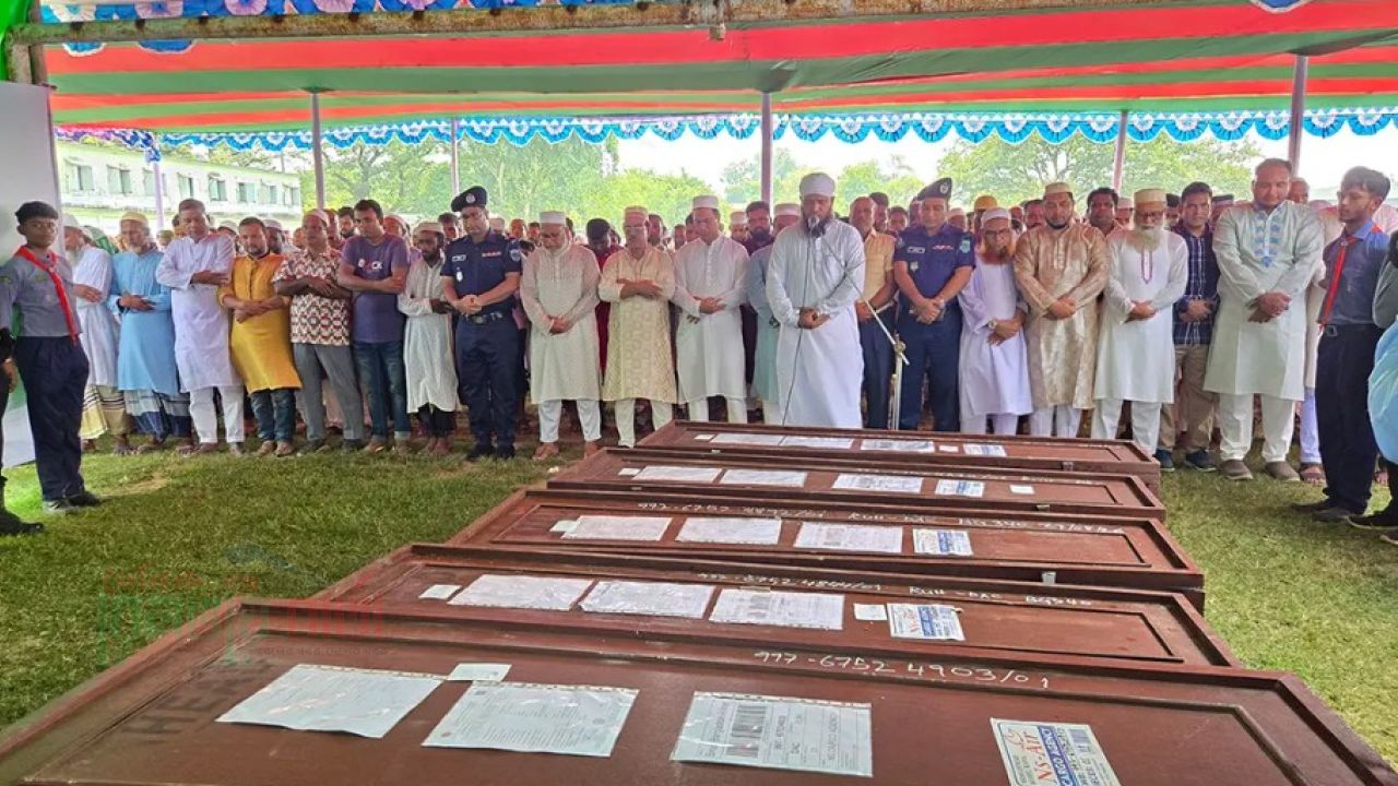 জানাজা শেষে নওগাঁর ৭ জনের মরদেহ পরিবারের কাছে হস্তান্তর