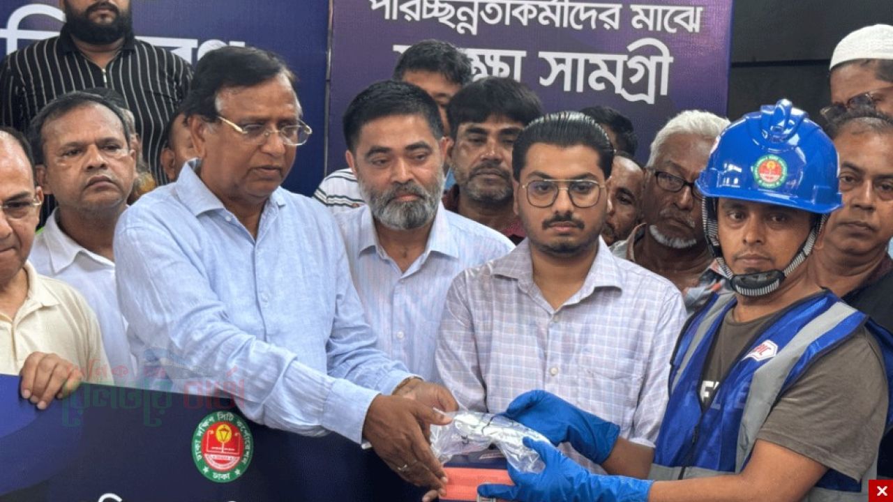দোকানপাটের সামনে আবর্জনা নয়, পরিচ্ছন্ন পরিবেশ চাই: ডিএসসিসি প্রশাসক
