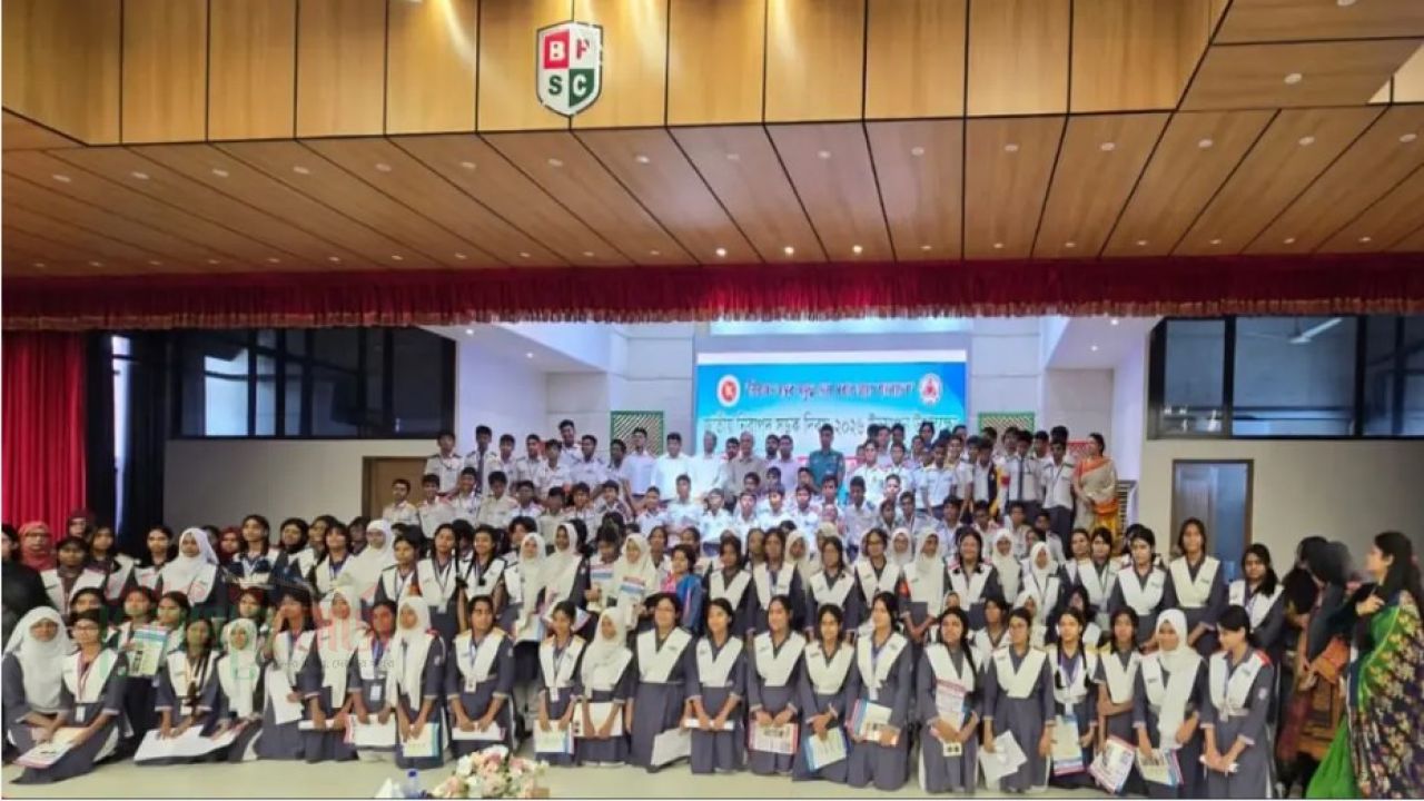 নিরাপদ সড়ক নিশ্চিত করতে শিক্ষার্থীদেরও সড়কে আইন মেনে চলতে হবে