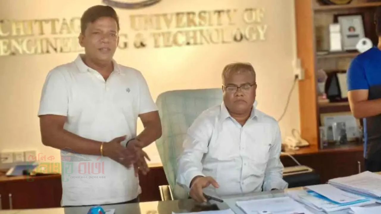 ২১ ঘণ্টা পরেও নিজ কার্যালয় থেকে বের হতে পারেননি চুয়েটের উপাচার্য
