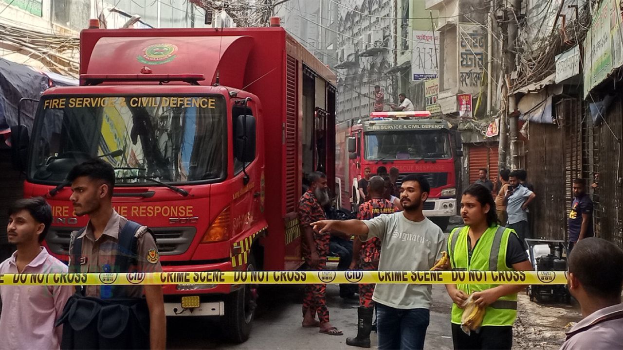 চকবাজারে ২১ ঘণ্টা পরও ধোঁয়া, কাজ করছেন ফায়ার ফাইটাররা