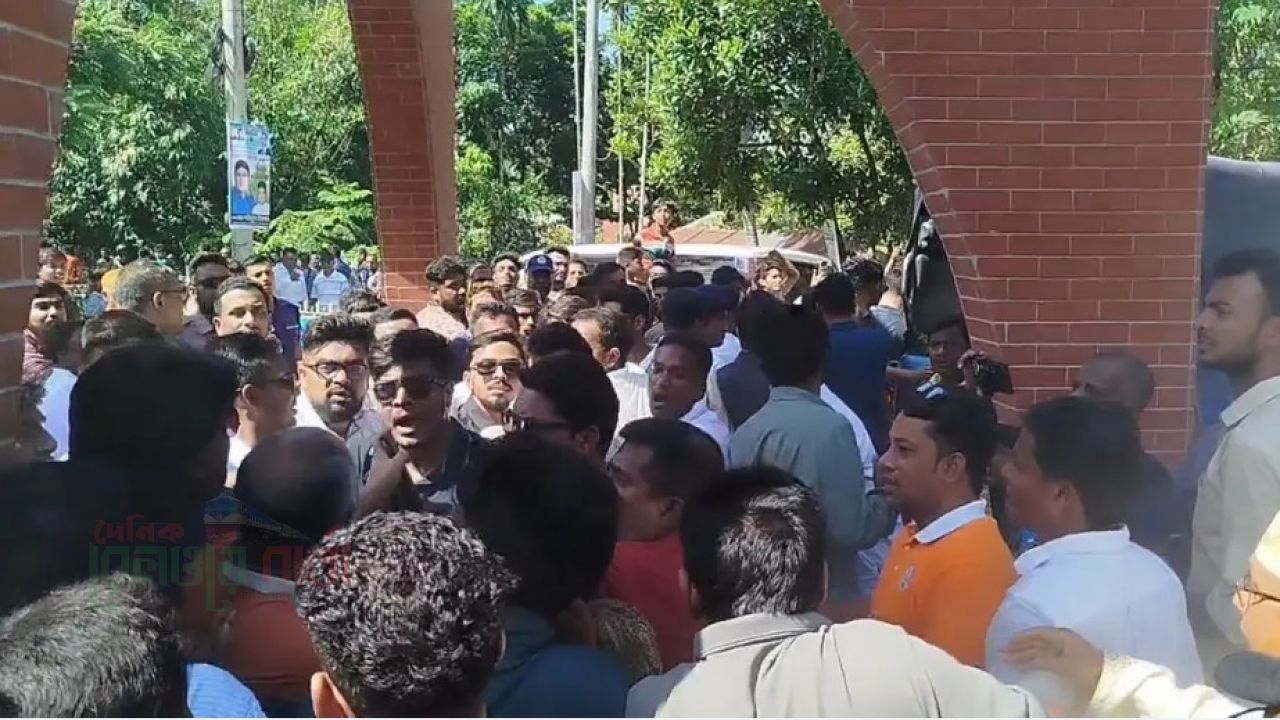 প্রতিমন্ত্রীর অনুষ্ঠানে ছাত্রদলের হাতাহাতি, সাংবাদিকের ওপর হামলার অভিযোগ