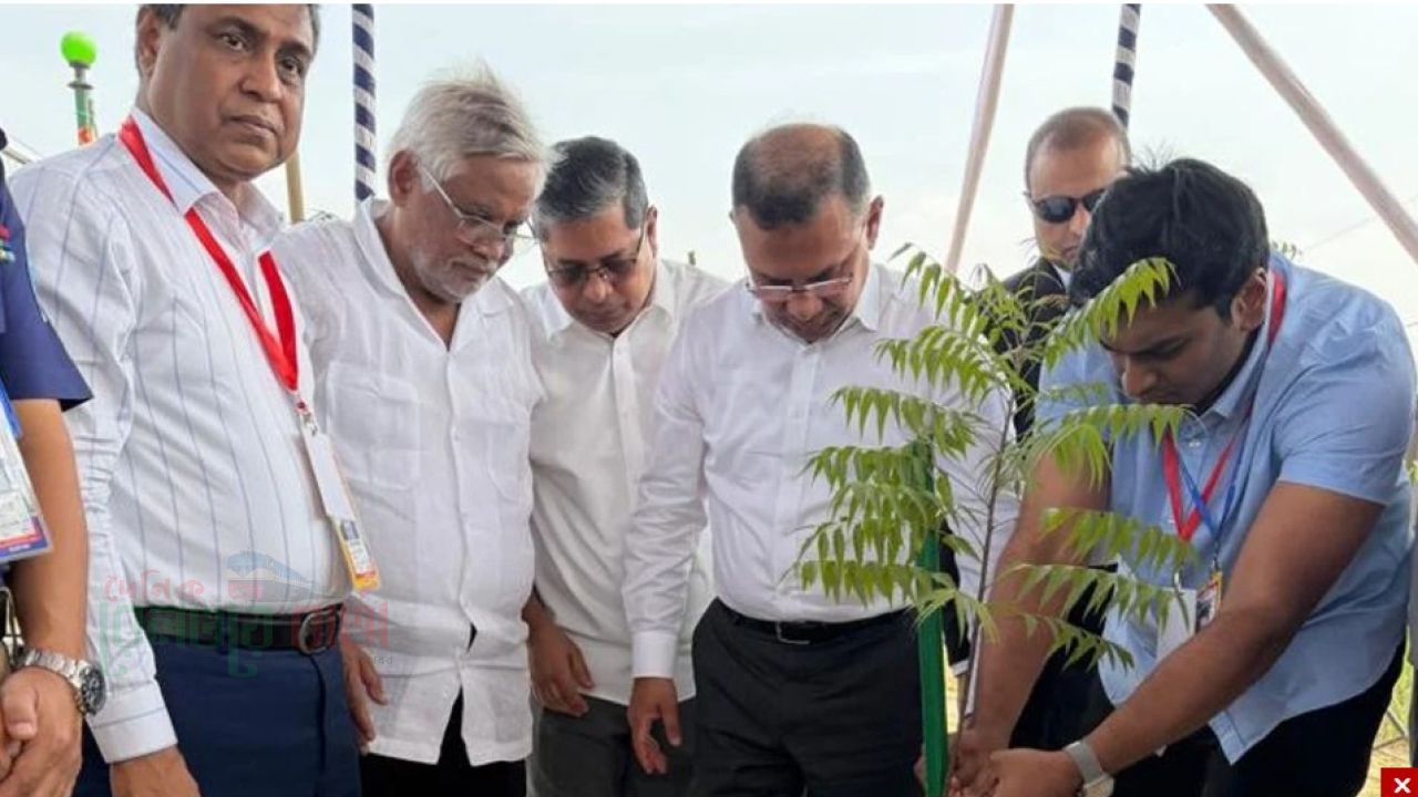 আমিনবাজারে মহাসড়কের পাশে গাছের চারা রোপণ করলেন প্রধানমন্ত্রী