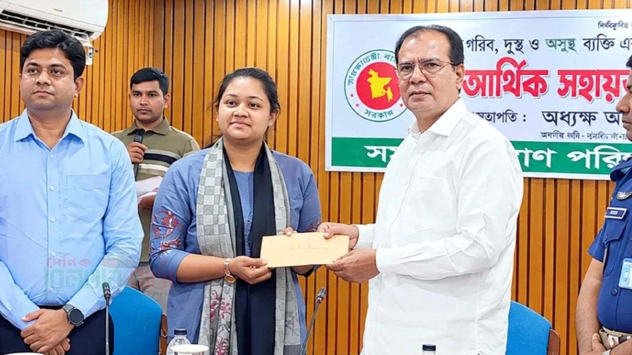 জলবায়ুর বিরূপ প্রভাব মোকাবিলায় বৃক্ষরোপণে গুরুত্ব দিচ্ছে সরকার: ত্রাণমন্ত্রী
