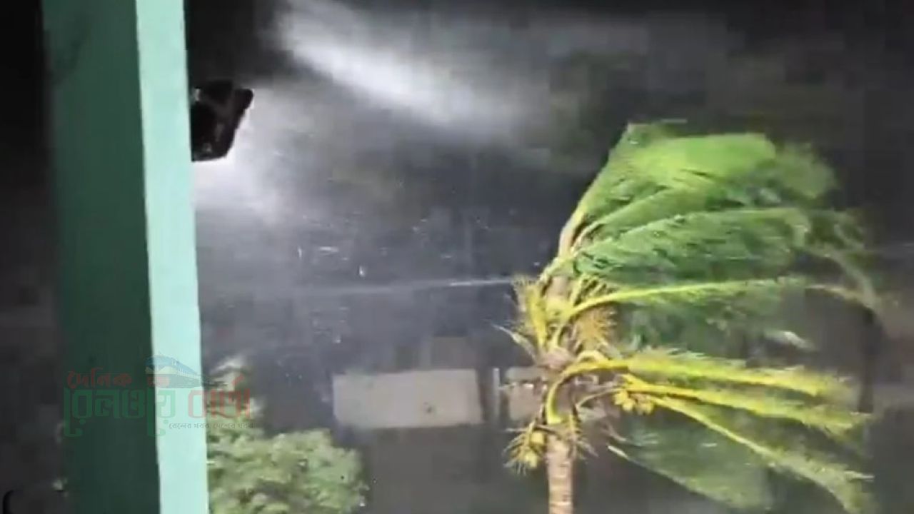 ১৫০ কিলোমিটার বেগে উপকূলে আঘাত হেনেছে ঘূর্ণিঝড় ‌‘অর্ণব’