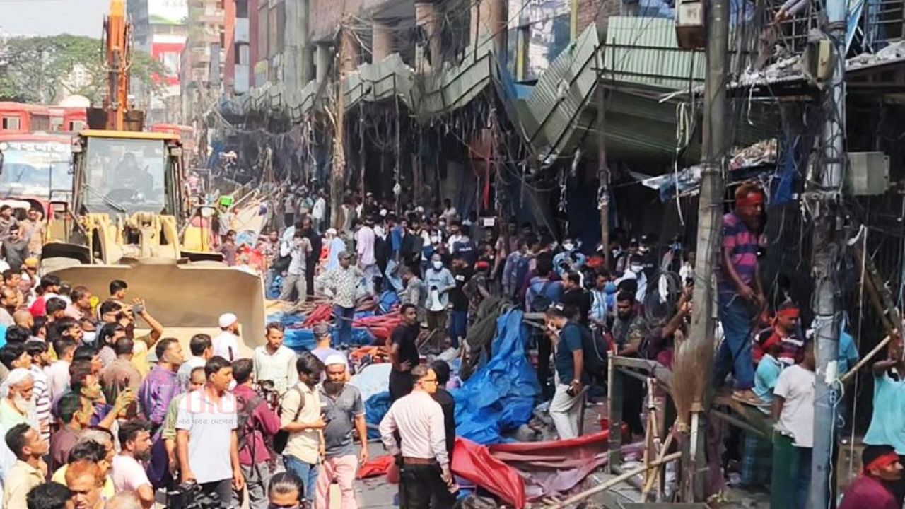 রাজধানীতে ফুটপাত দখলমুক্ত করতে ডিএসসিসির উচ্ছেদ অভিযান