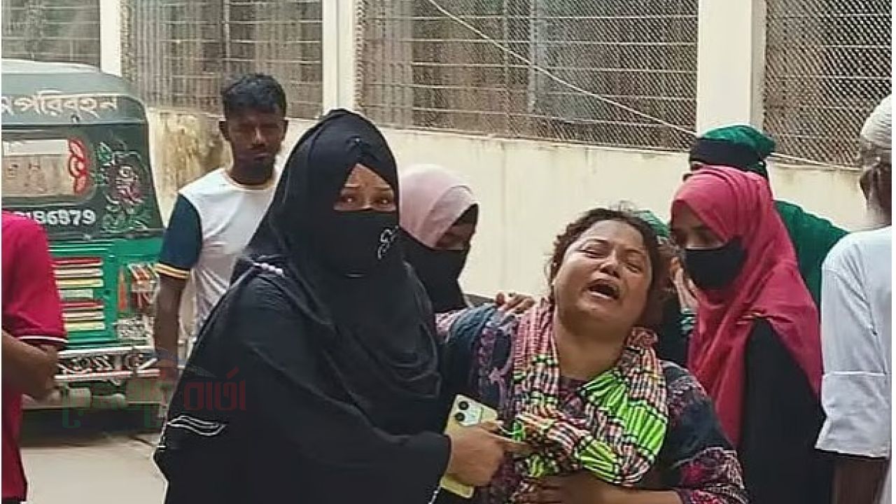 ‘বাবার দুই হাত চেপে ধরেন দুজন, আরেকজন বুকে গুলি করেন’